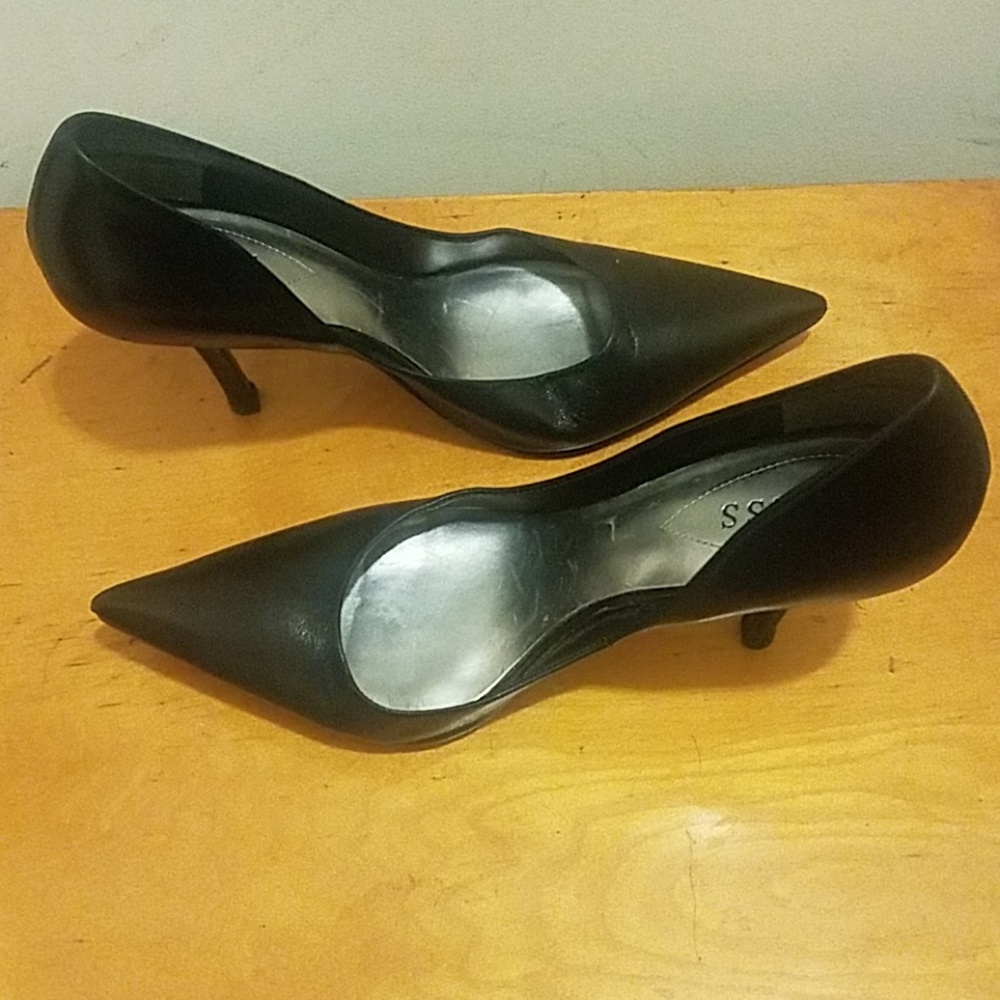 GUESS Pumps - Picture 2 of 5